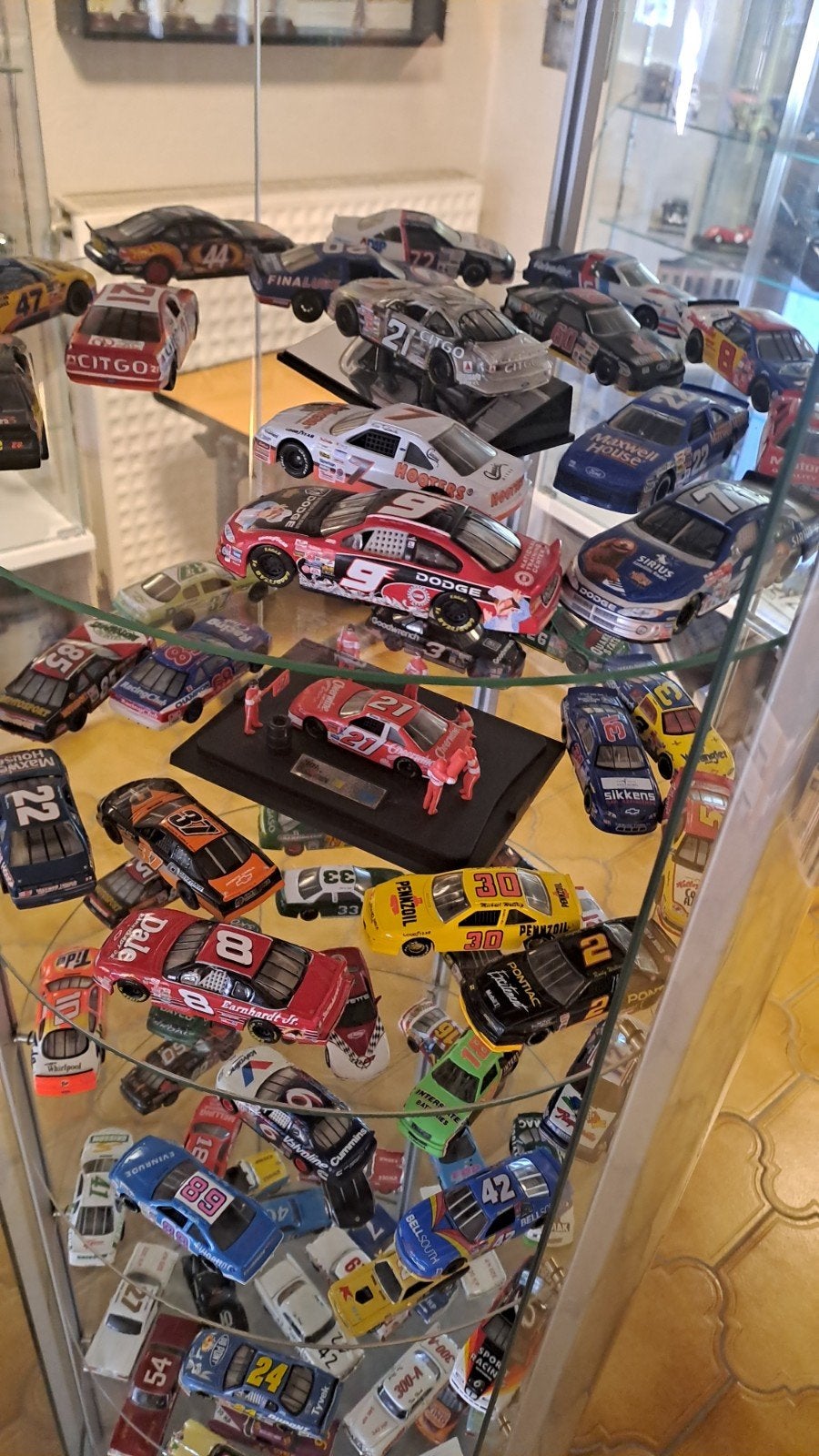 Voitures nascar +- 70 pc 1/43 avec vitrine ronde, Verzamelen, Automerken, Motoren en Formule 1, Ophalen, Zo goed als nieuw, Auto's