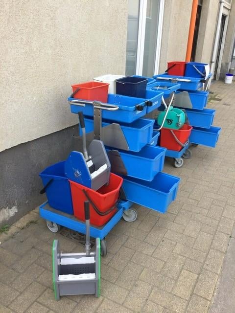 -------------  10 chariot ECOLAB  a Bxl 0487872661, Ophalen