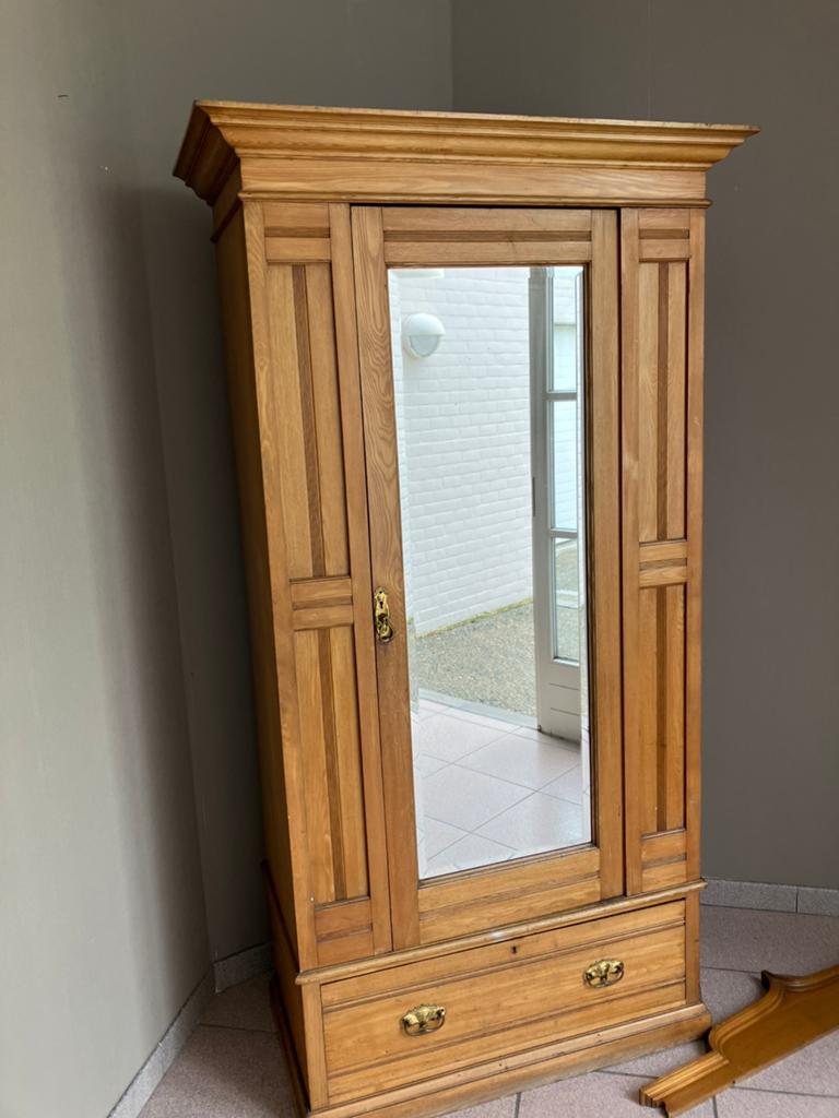 Antiek kastje met vitrine, Ophalen, Gebruikt
