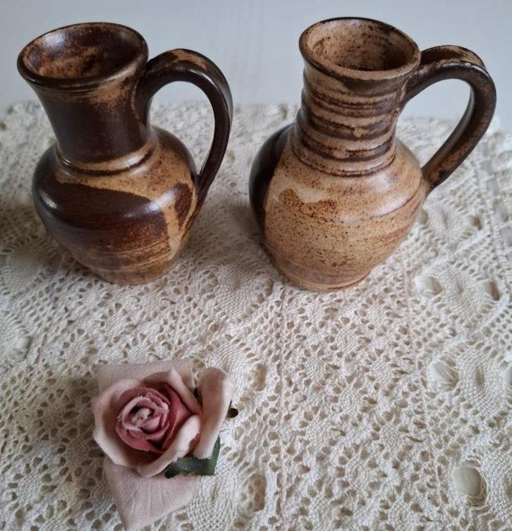 Set van 2 gesigneerde vintage kleine bruine potterie vaasjes, Antiek en Kunst, Ophalen of Verzenden