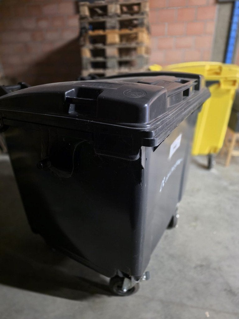 2 grote rolcontainers van 1100 liter in uitstekende staat, Ophalen