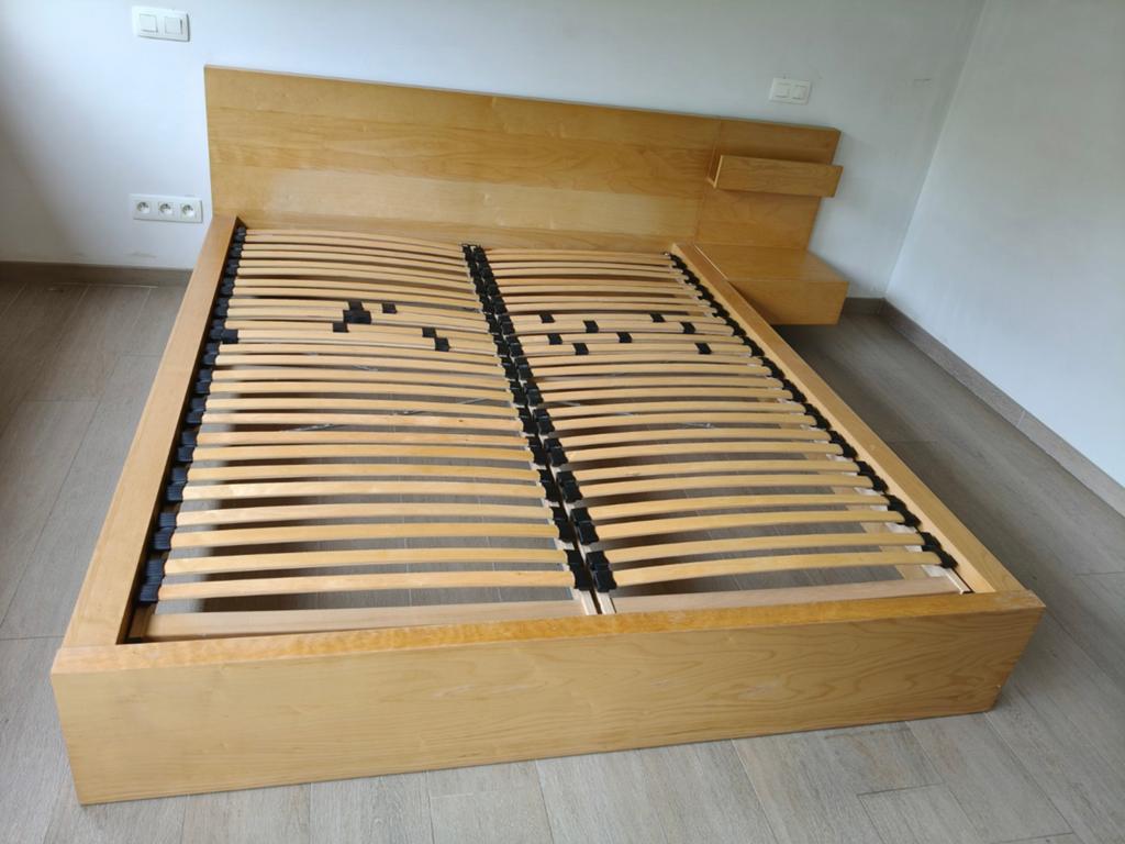 Bed met nachtkastje, Ophalen