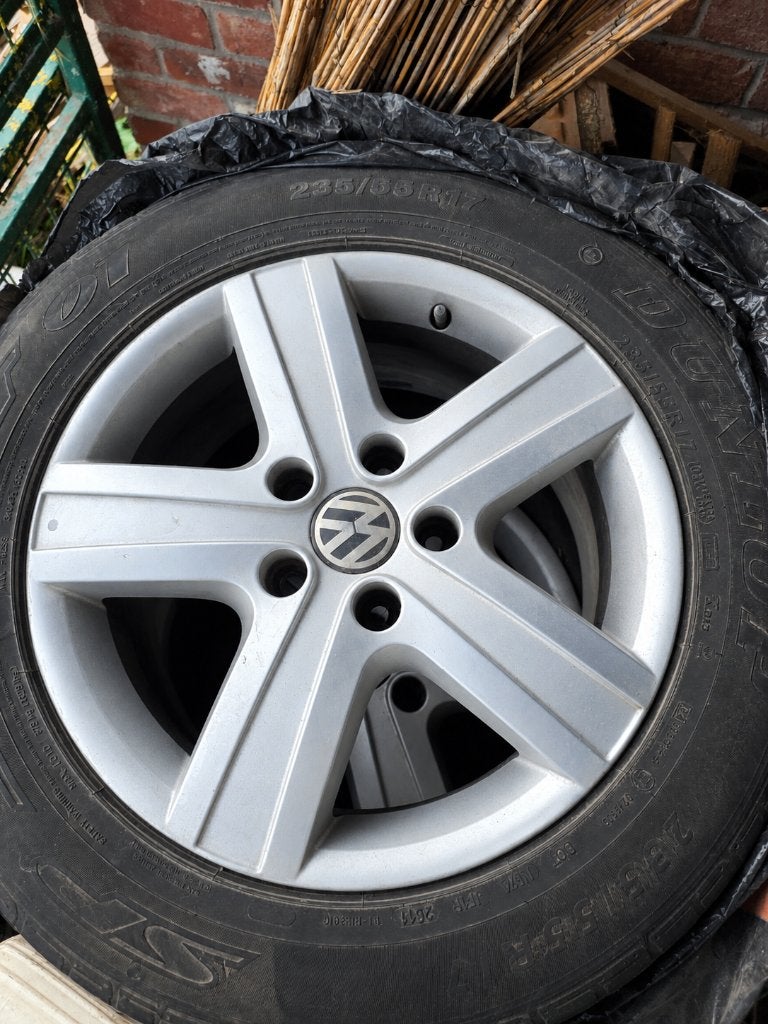 À vendre – 4 jantes Volkswagen 17" avec pneus 235/55 R17, Autos : Pièces & Accessoires, Enlèvement, Utilisé, Pneu(s), 17 pouces