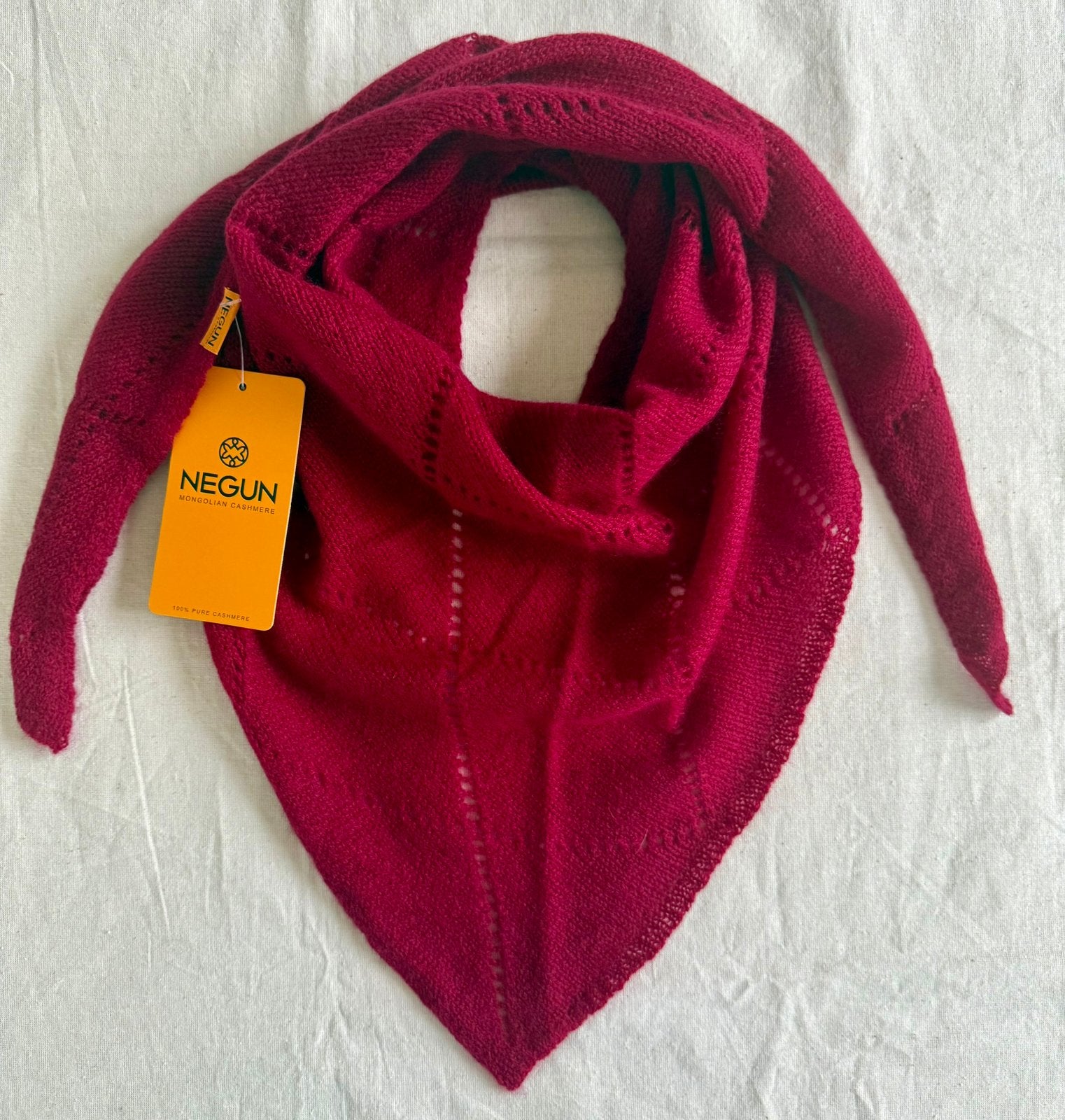 triangular scarf made from 100% cashmere., Kleding | Dames, Mutsen, Sjaals en Handschoenen, Ophalen of Verzenden, Nieuw, Maat 36 (S)