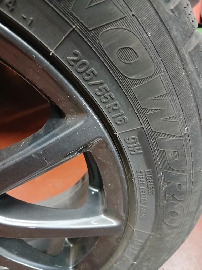 16 inch wielen met 205/55 R16 winterbanden — 400€, Auto-onderdelen, Banden en Velgen, Ophalen, 16 inch, Winterbanden, Band(en)