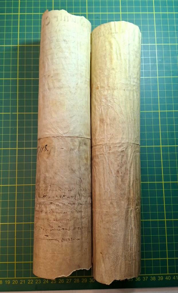 A vendre parchemins 1619 tenu roulé pour éviter  les dégâts, Maison & Meubles, Ameublement | Papier peint