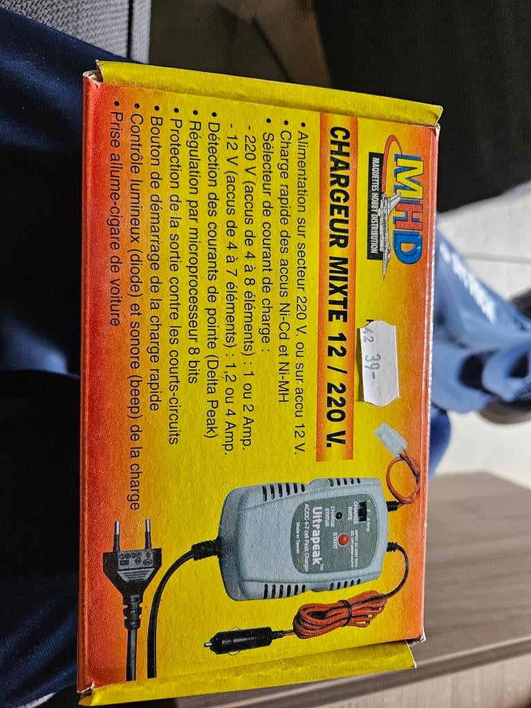 Chargeur mixte rapide 12 / 220v + 1 batterie 2200 NIMH, Enlèvement, Neuf