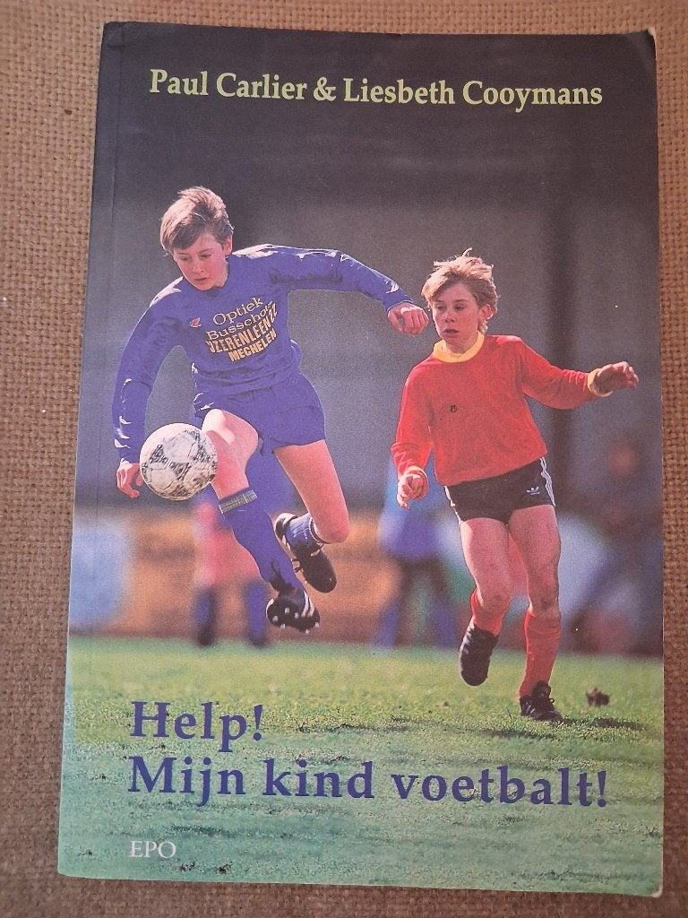Help! Mijn kind voetbalt! -Paul Carlier & Liesbeth Cooymans, Livres, Livres de sport, Enlèvement ou Envoi, Sport de ballon