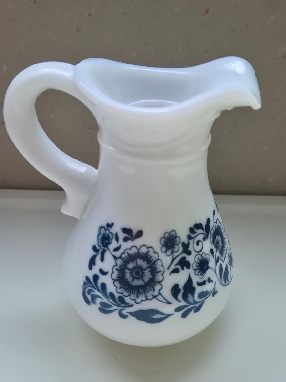 Vintage Avon melkglas kannetje met blauw bloemmotief – 11 cm, Ophalen of Verzenden