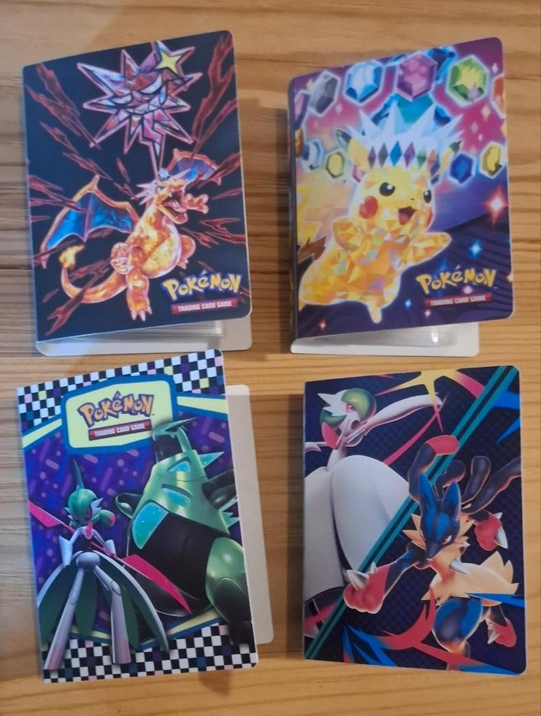 4 verzamelmapjes met 38 verschillende munten van pokémon, Ophalen of Verzenden, Zo goed als nieuw, Overige typen, Foil