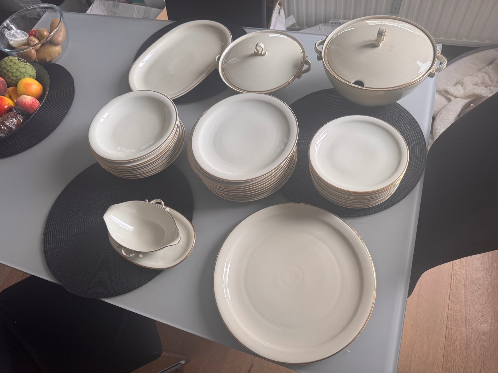 Service vintage beige liseré doré assiettes plat soupière, Maison & Meubles, Enlèvement ou Envoi, Comme neuf