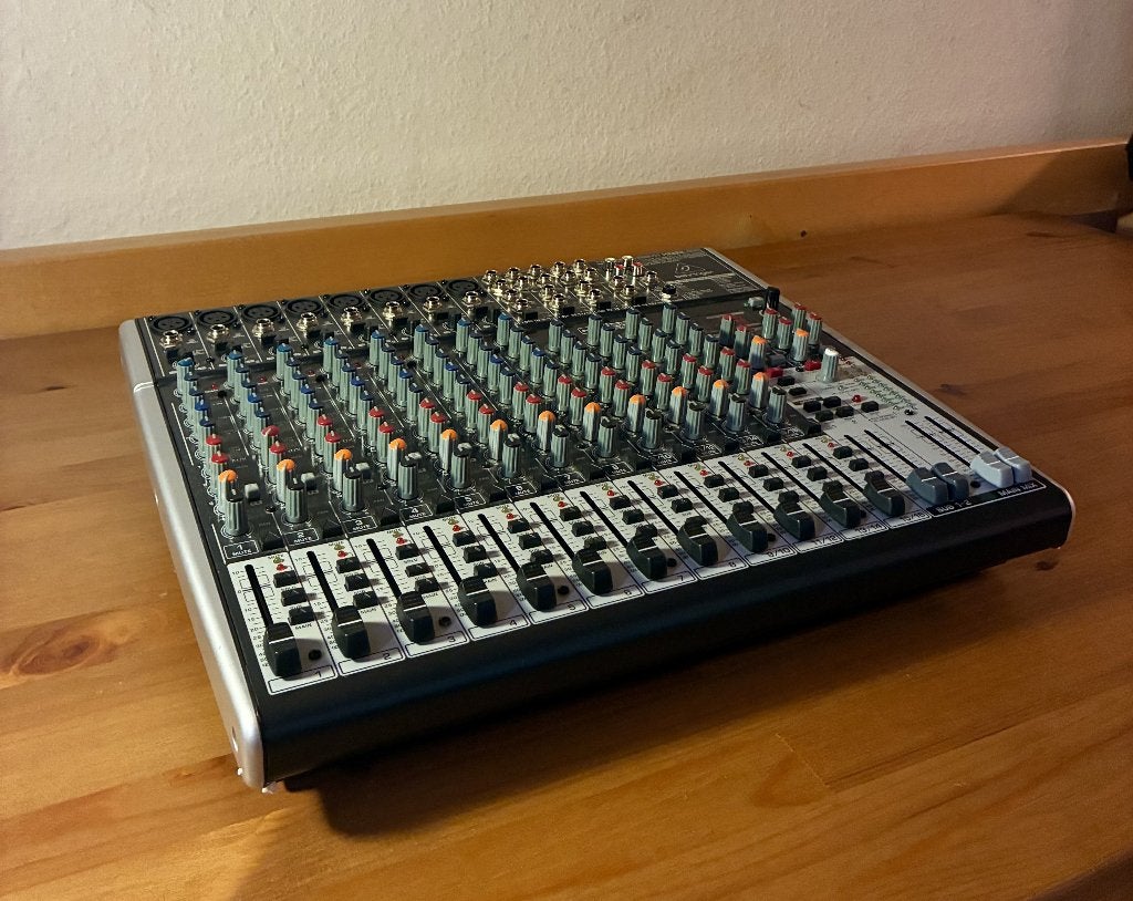 Behringer XENYX X2222USB – Zeer goede staat + accessoires, Ophalen of Verzenden, Zo goed als nieuw, 20 kanalen of meer, Microfooningang