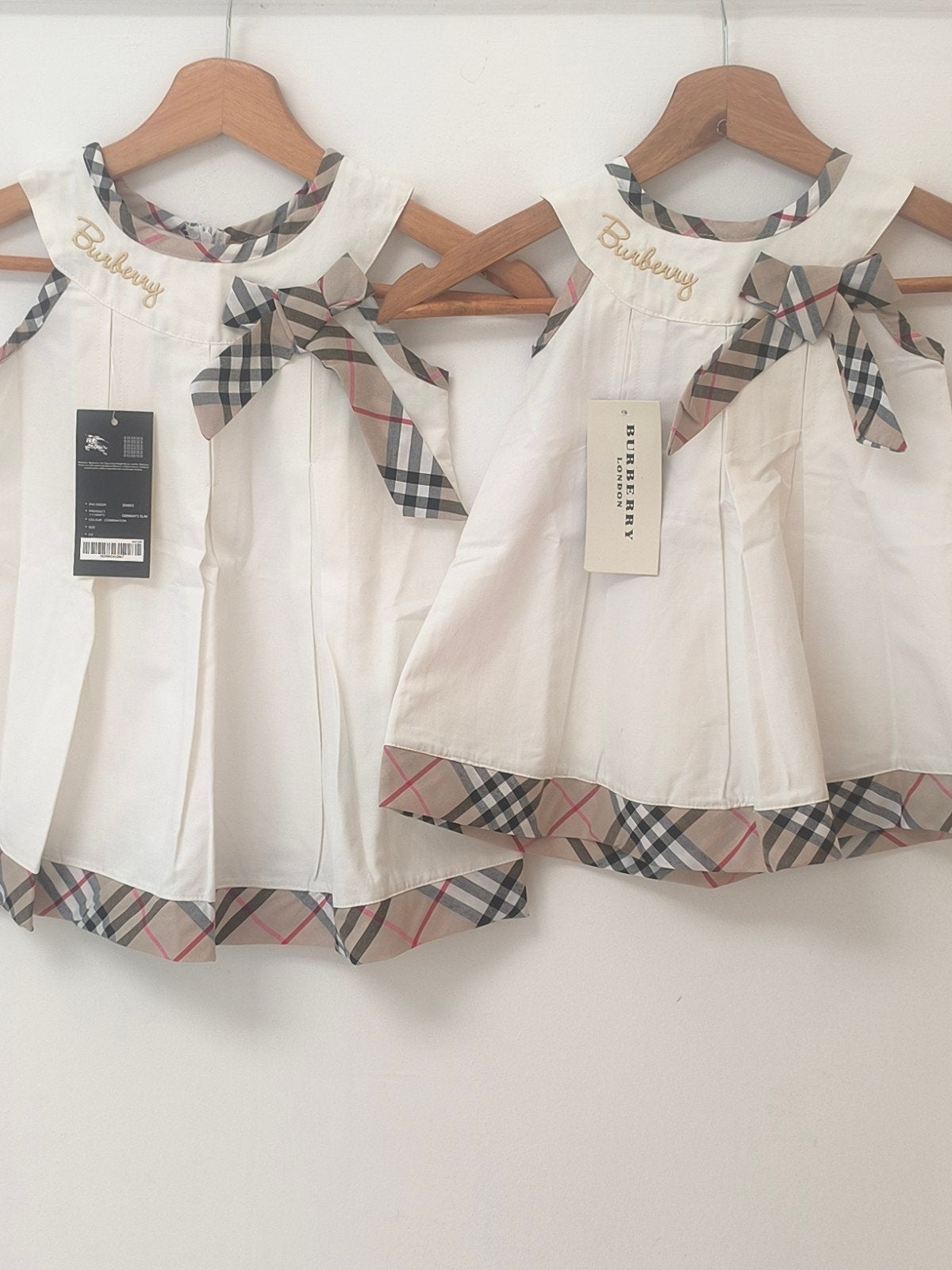 2 nouvelles robes (5ans et 3ans) Neuf avec étiquettes, Enfants & Bébés, Enlèvement ou Envoi, Neuf, Vêtements