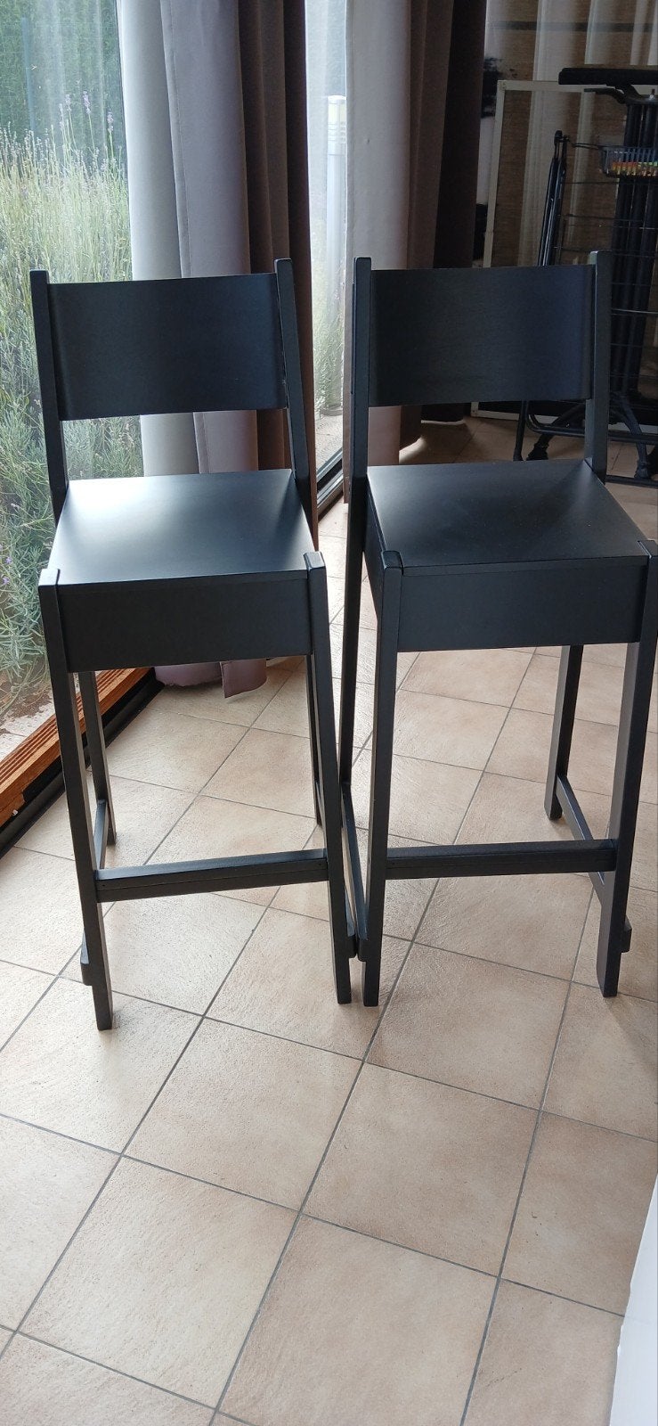 deux chaises haute, Enlèvement