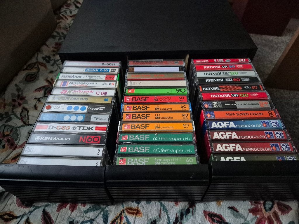 3 laden-houder met 36 muziek cassettes, Ophalen of Verzenden, Gebruikt, Met bewaardoos, rek of koffer