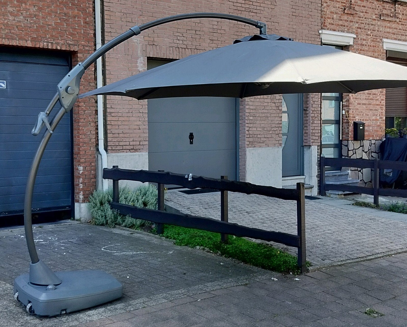 Mooie zweefparasol van het topmerk EVERİTE met parasolvoet, Ophalen, Parasolvoet