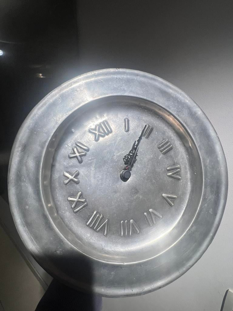 Horloge murale en étain massif, Antiquités & Art, Antiquités | Accessoires de maison, Enlèvement ou Envoi