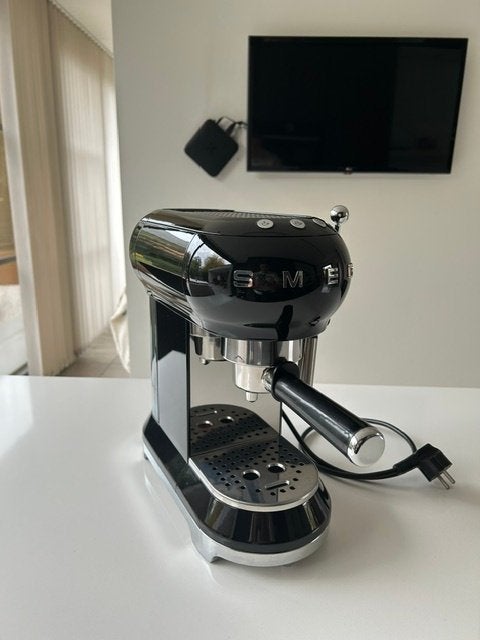 SMEG Espresso Koffiemachine zwart - 200€, Ophalen, Espresso apparaat, Zo goed als nieuw, Afneembaar waterreservoir