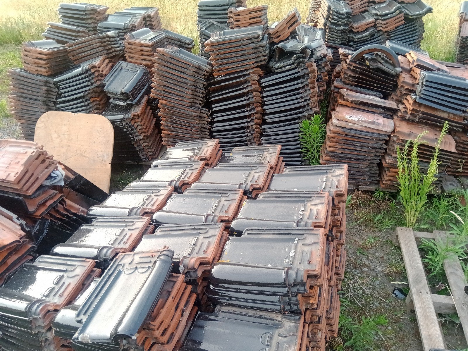 Tuiles de toit + tuiles faîtières + tuiles de façade. En bon, Bricolage & Construction, Pierre ou Argile, Enlèvement, Utilisé