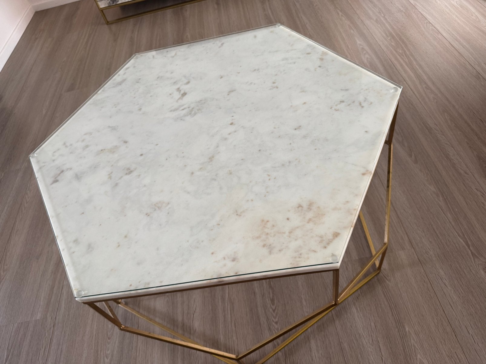 Table basse en marbre — blanc/doré, Maison & Meubles, Enlèvement, Utilisé