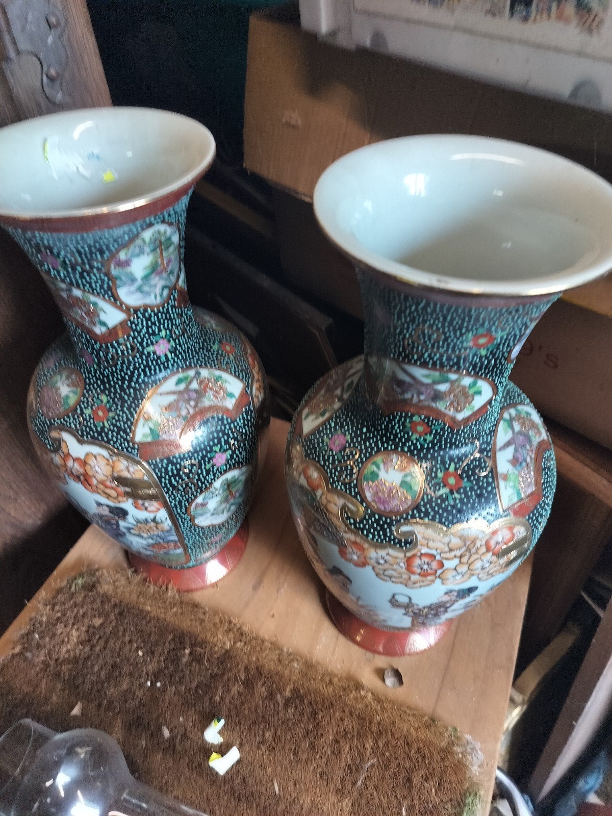 Deux vases décoratifs chinois en matsuma, également de 37 cm, Enlèvement