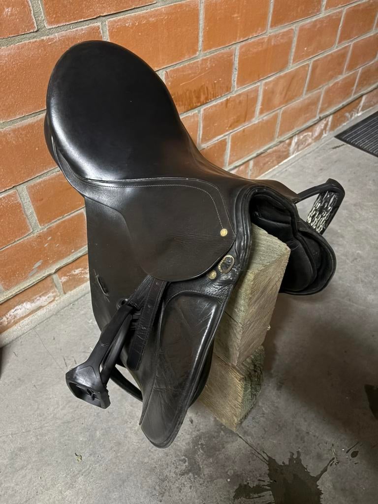 Wembley International 18 inch springzadel leer gebruikt, Dieren en Toebehoren, Ophalen, Zo goed als nieuw, Springen