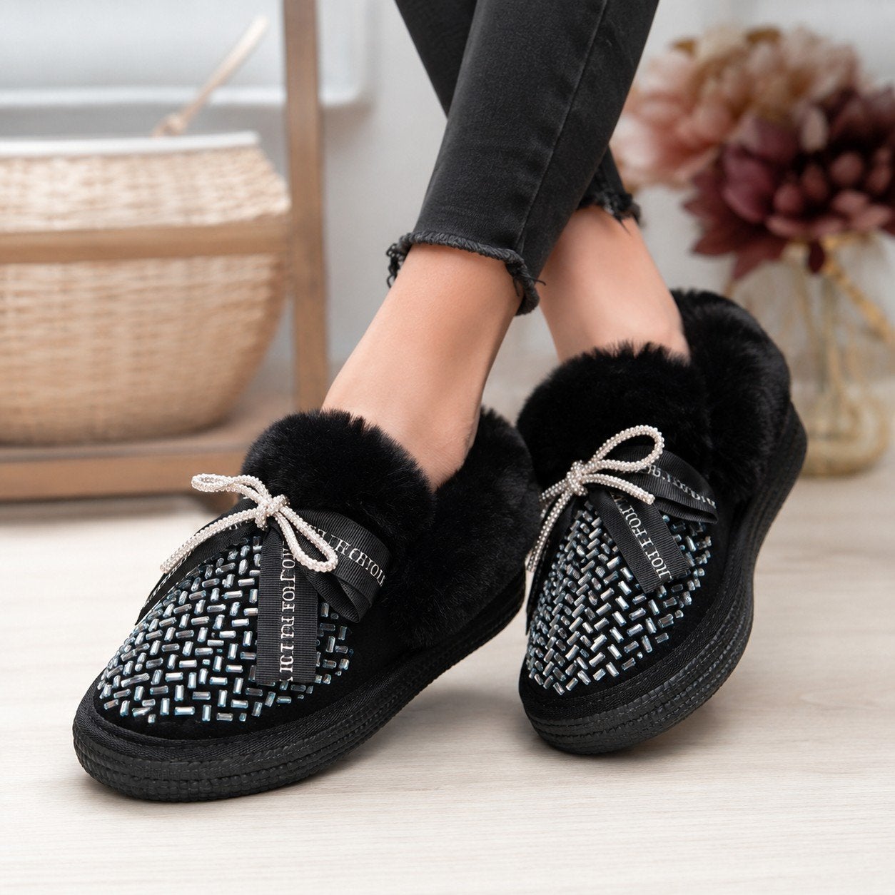 Pantoufles femme fourrées noires à strass – taille 35, Neuf, Sans marque, Enlèvement ou Envoi, Chaussures