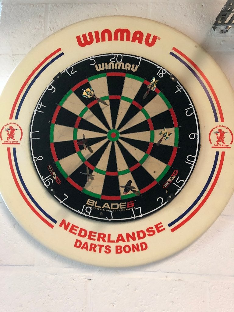 Dartsbord winmau, Sport en Fitness, Ophalen, Zo goed als nieuw, Dartbord met pijlen