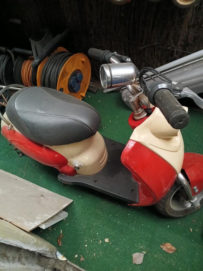 Retro elektrische kinder vespa, Enlèvement ou Envoi