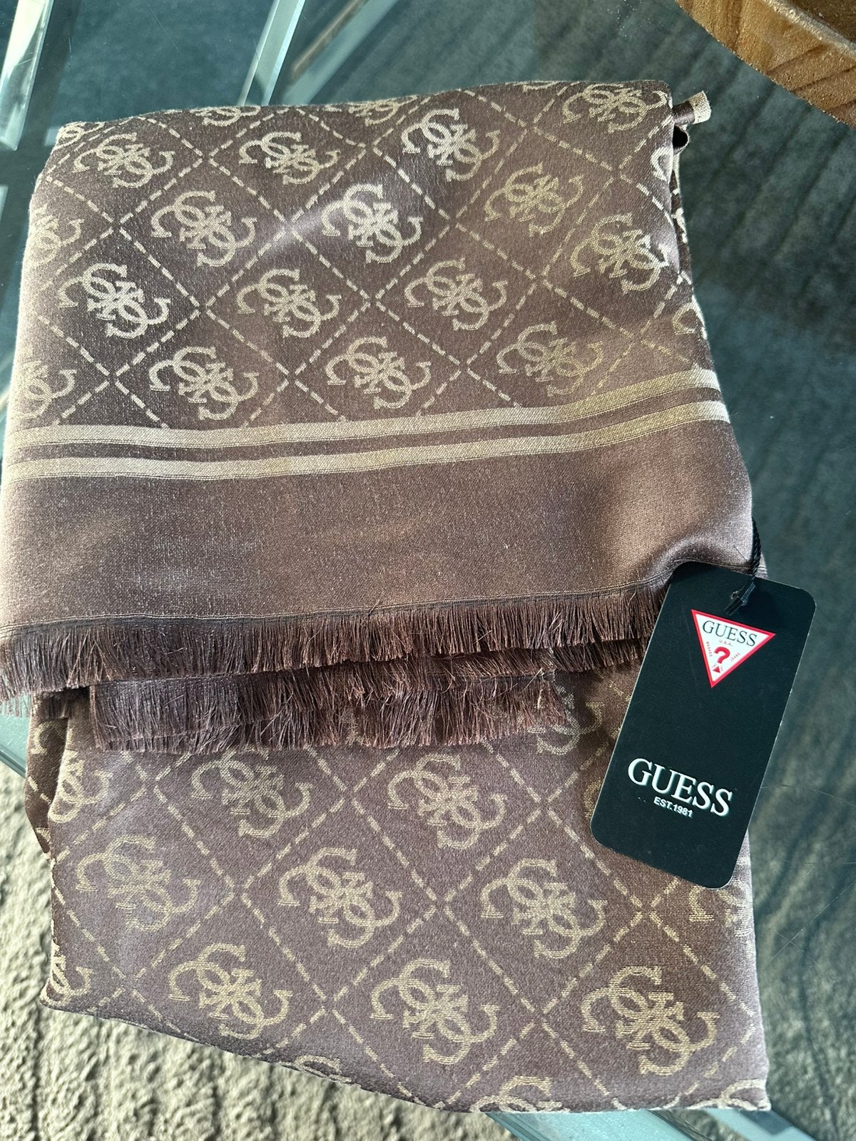 Guess sjaal Bruin Nieuw lang, Handtassen en Accessoires, Ophalen of Verzenden, Zo goed als nieuw, Bruin
