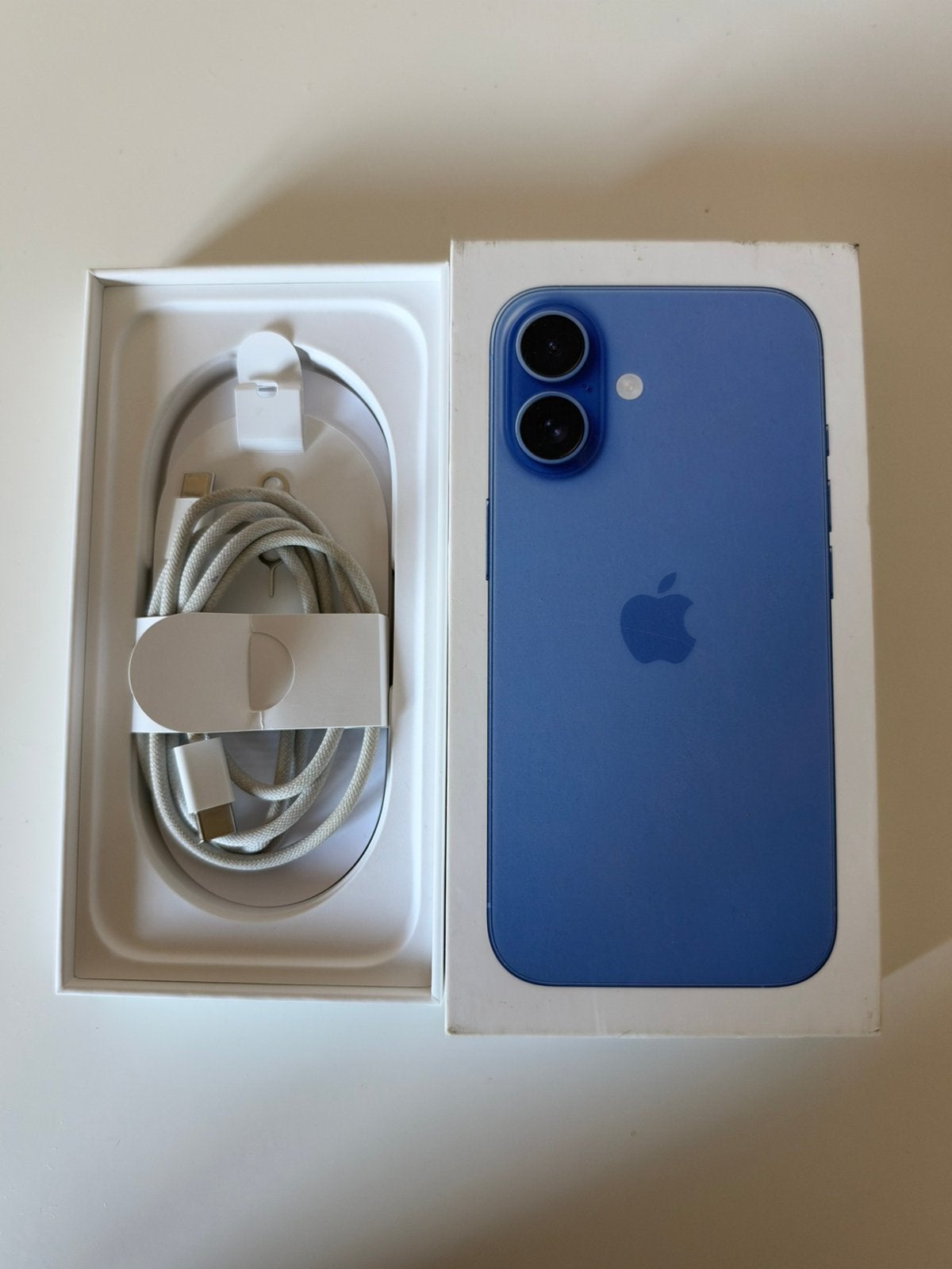 Iphone 16 128gb ultramarine, Telecommunicatie, Ophalen, Zo goed als nieuw, Blauw, IPhone 16
