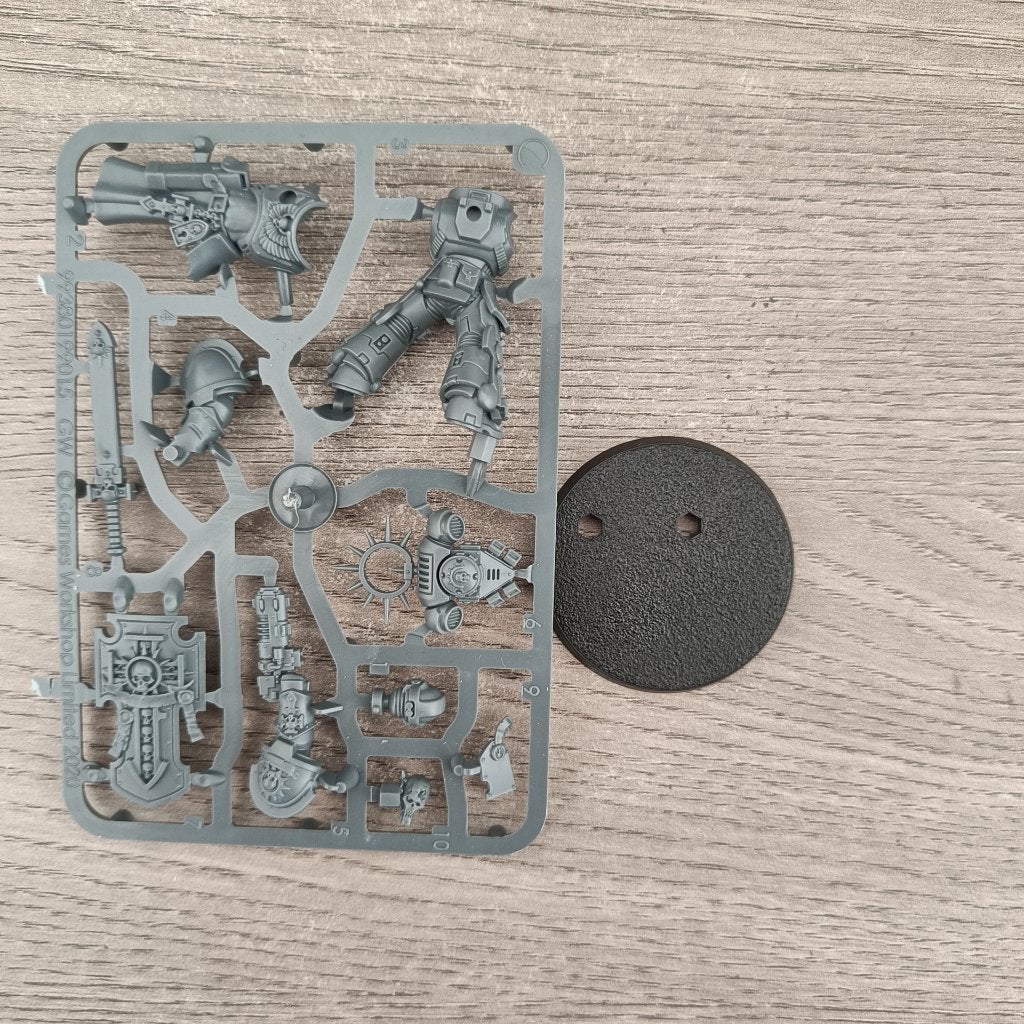 Warhammer 40k - Space Marines - Lieutenant with Shield, Hobby en Vrije tijd, Ophalen of Verzenden, Zo goed als nieuw, Warhammer