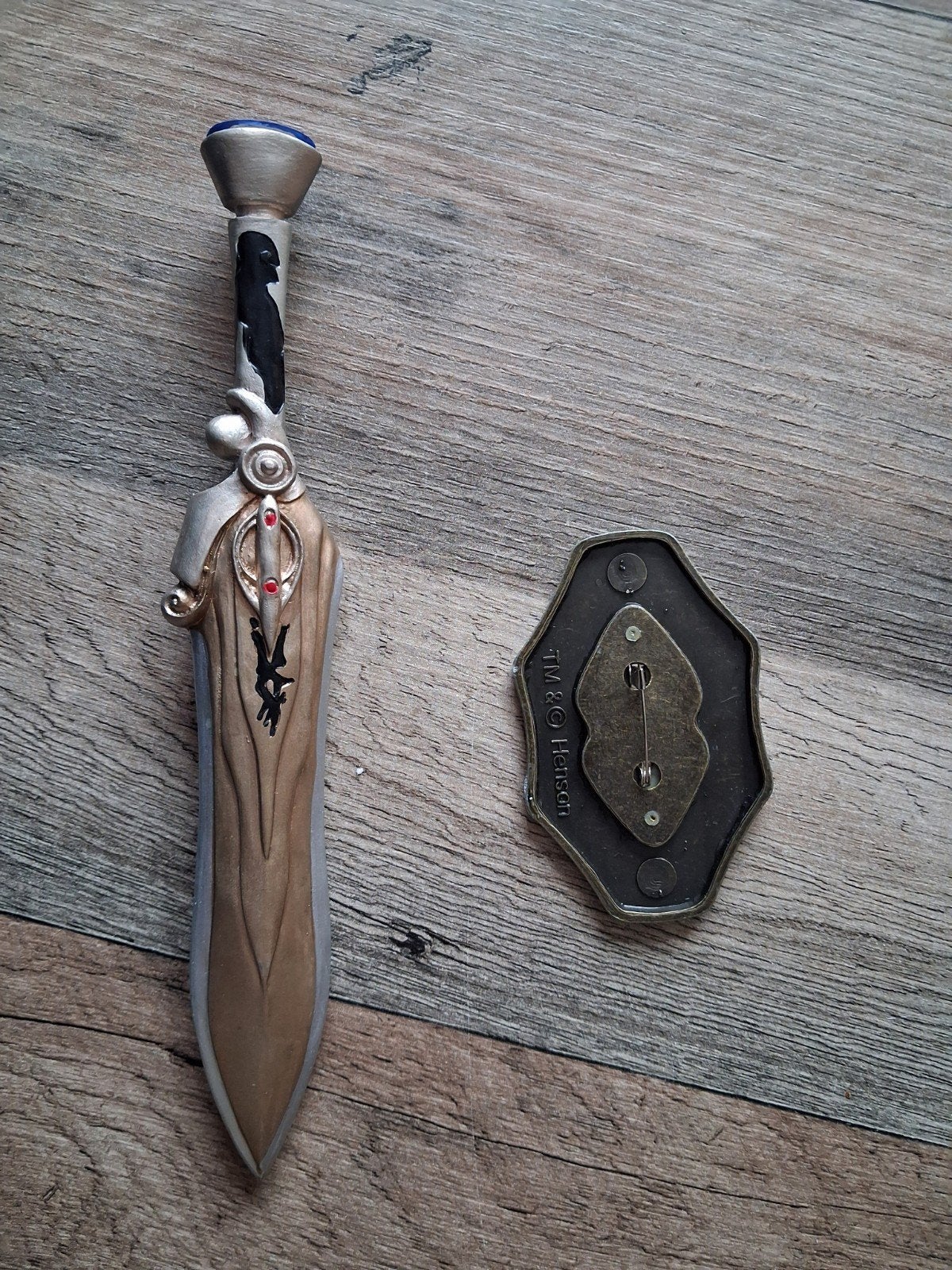 Farscape : miniatuur Qualta Blade en communicator badge, Verzenden