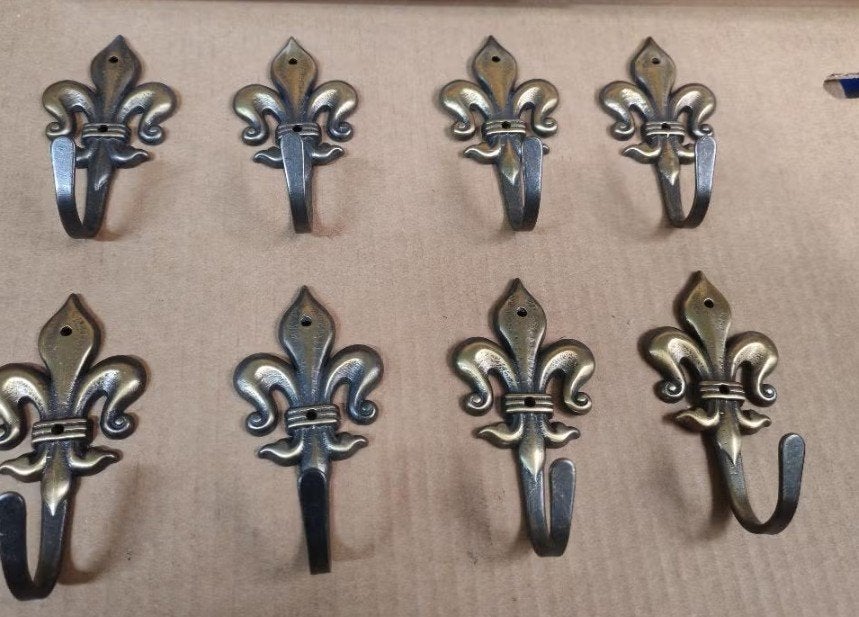 Set van 8 vintage gepatineerde bronzen fleur-de-lis-haken, Ophalen
