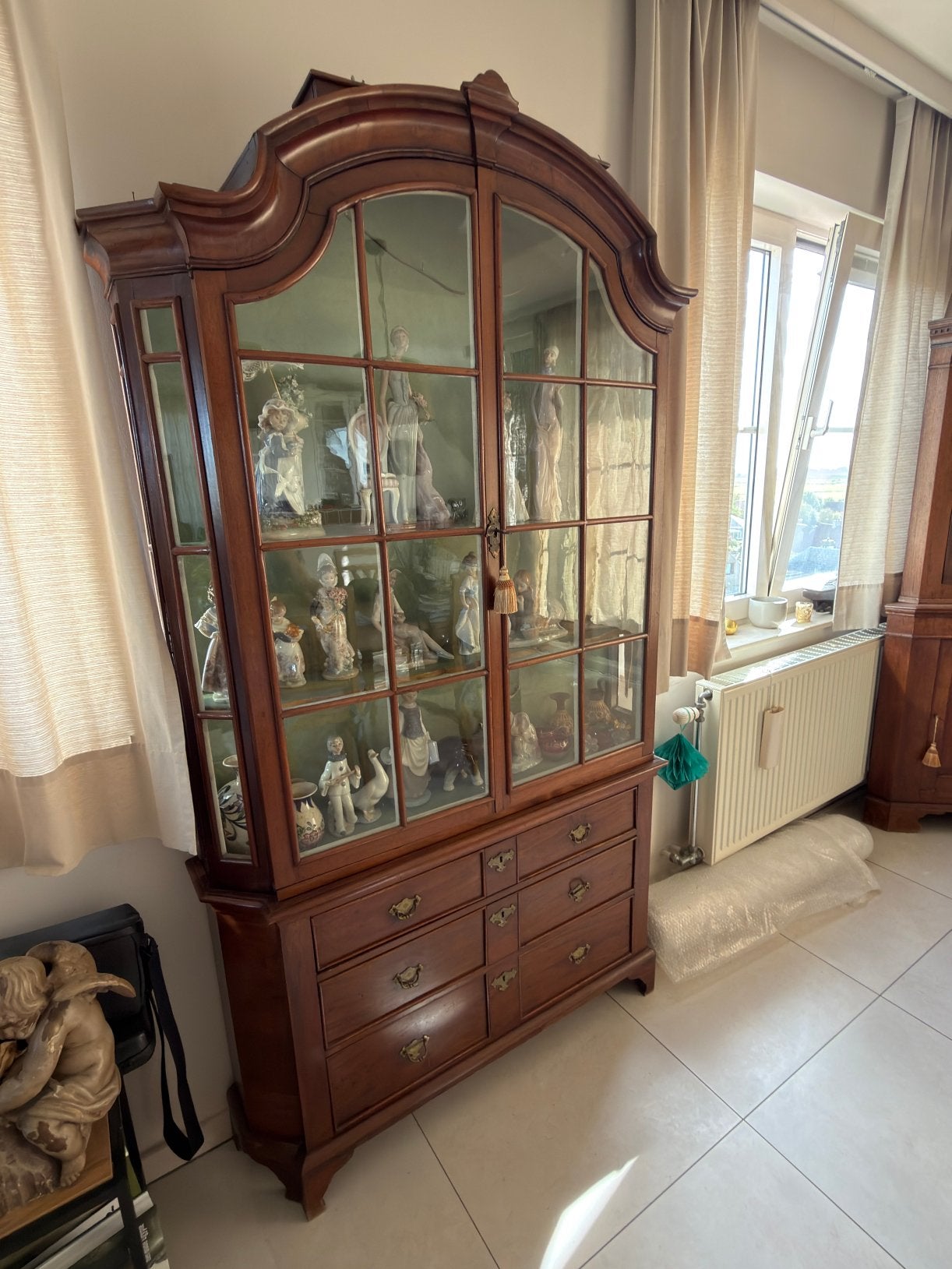 Mooie antieken houten vitrinekast met 3 ruime laden., Huis en Inrichting, Ophalen, Gebruikt, Antiek