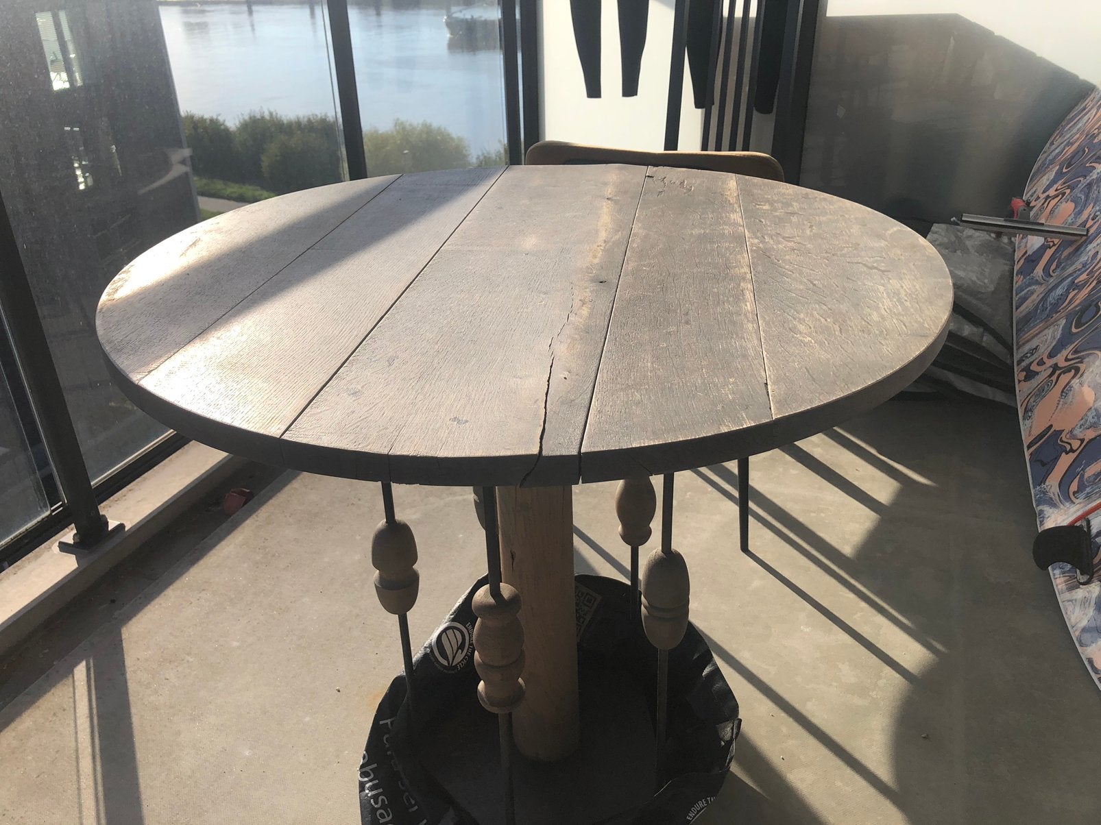 GRATIS! Ronde, massief houten tafel van natuurhout, Ophalen, Zo goed als nieuw