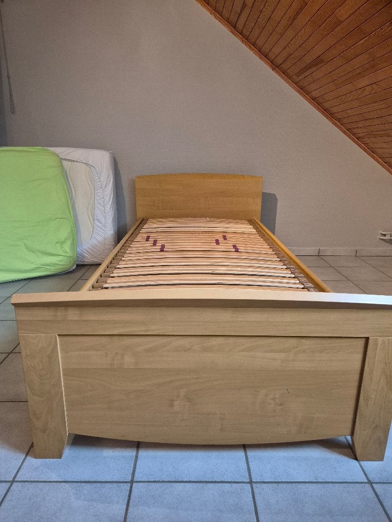 Bed met lattenbodem en matras, Huis en Inrichting, Slaapkamer | Matrassen en Bedbodems, Ophalen, Gebruikt, 90 cm, Eenpersoons