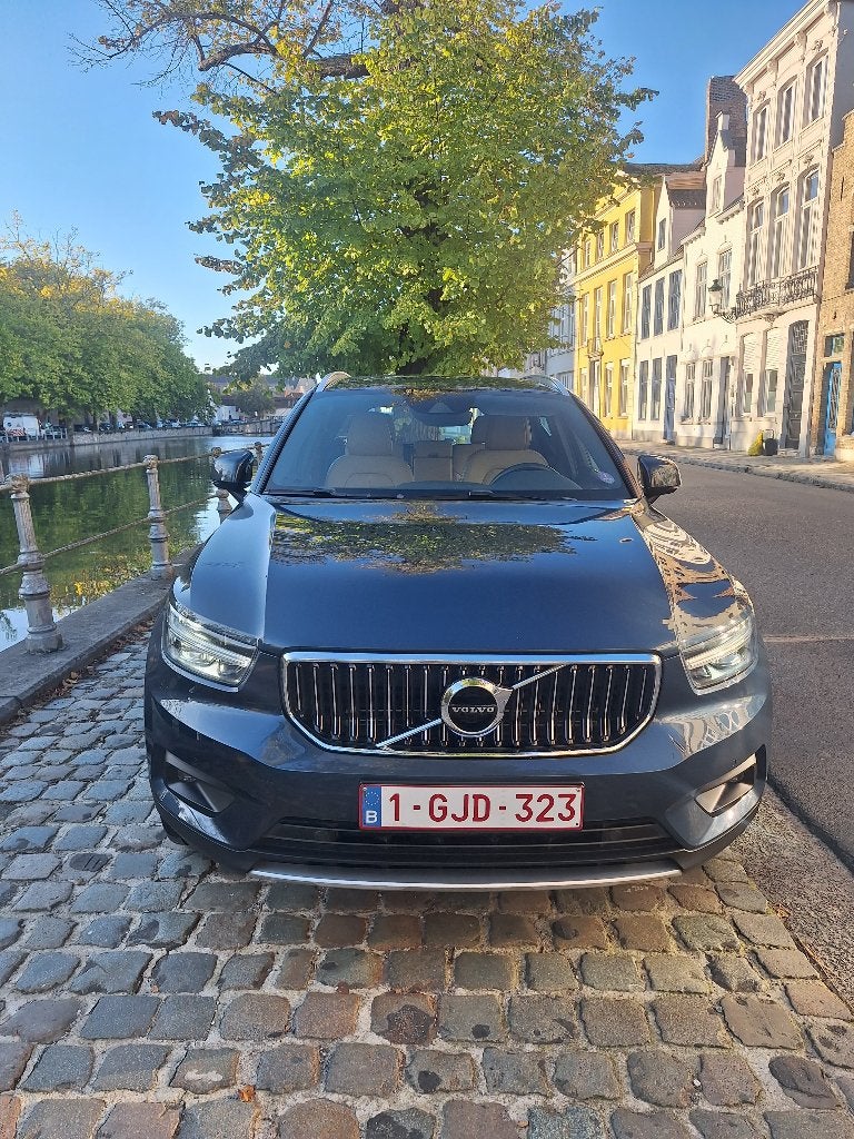 Perfecte Volvo XC40 T4 Recharge Plug-in Hybride Inscription, Auto's, Dealer onderhouden, 1800 kg, Blauw, Leder