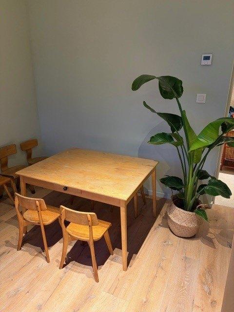 vintage kindertafel met 8 stoeltjes, Kinderen en Baby's, Kinderkamer | Tafels en Stoelen, Ophalen, Gebruikt