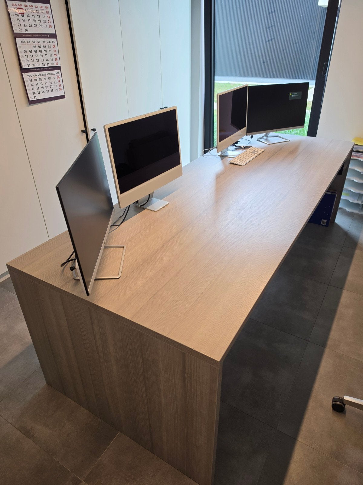 Groot modern bureel / directiebureau – 260 x 95 cm, Huis en Inrichting, Bureaus, Ophalen, Opbergruimte, Hout, Zo goed als nieuw
