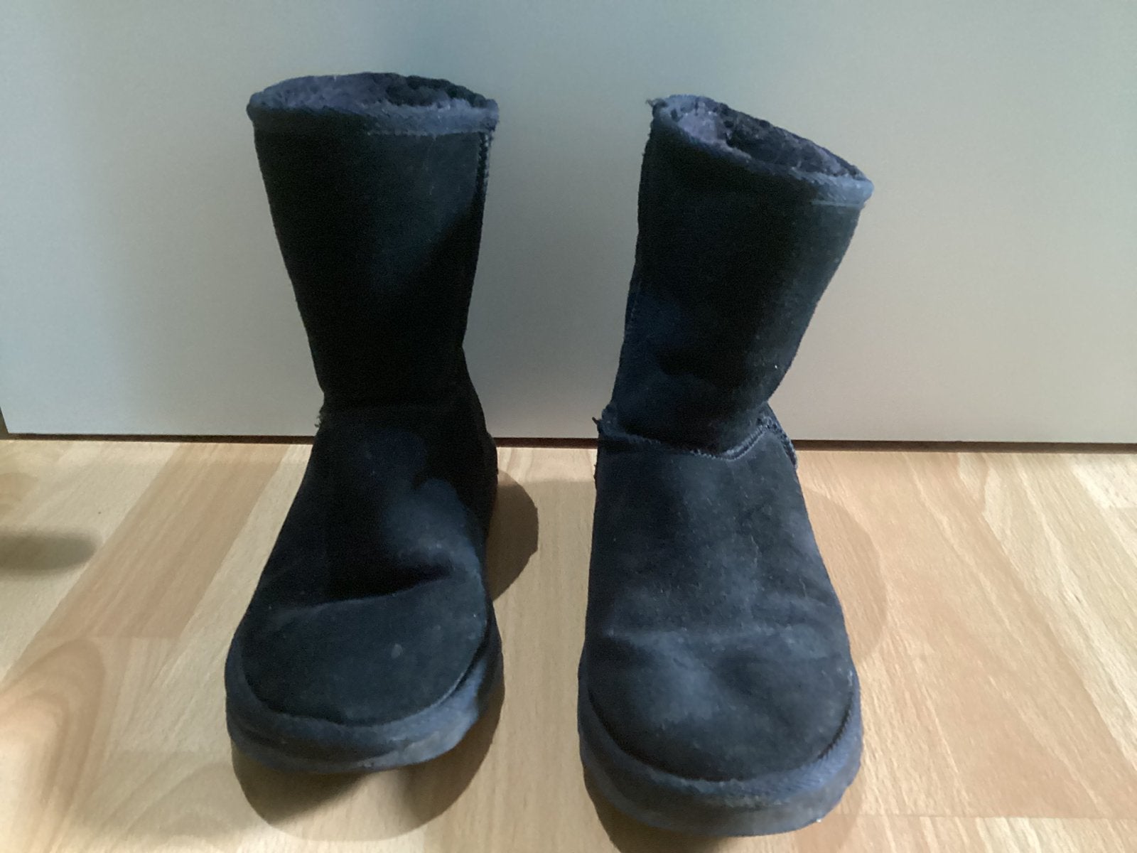UGG schoenen w7 maat 37-38, Kleding | Dames, Schoenen, Ophalen of Verzenden, Zwart