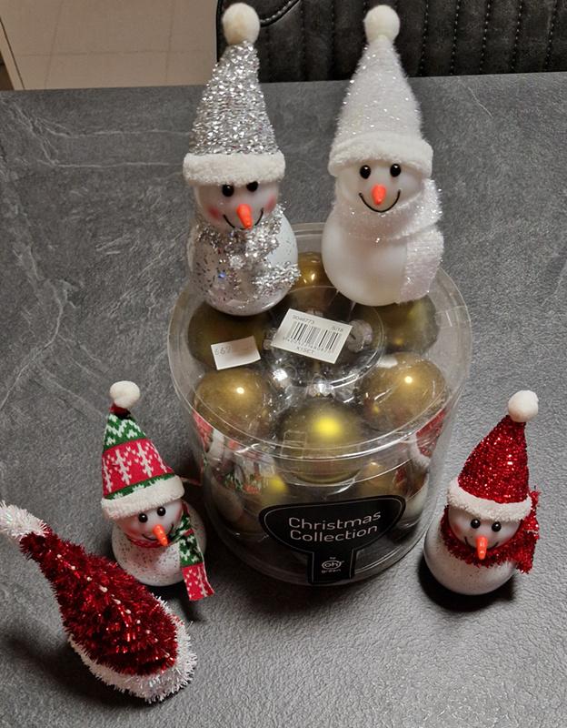 18 kerstballen en kerstfiguren, Ophalen