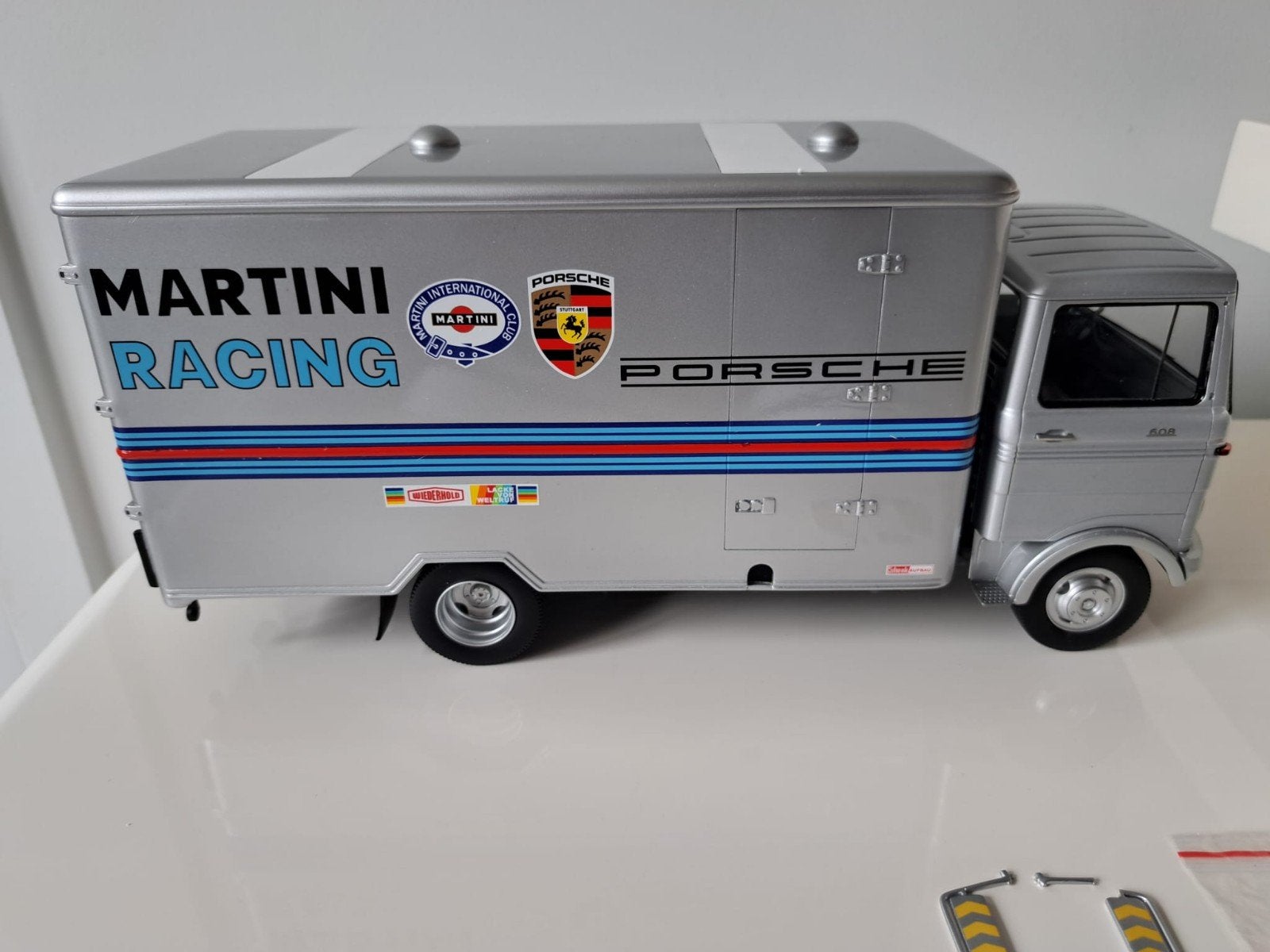 Mercedes-Benz LP608 Martini 1:18 Premium ClassiXXs, Ophalen of Verzenden, Zo goed als nieuw, Auto's