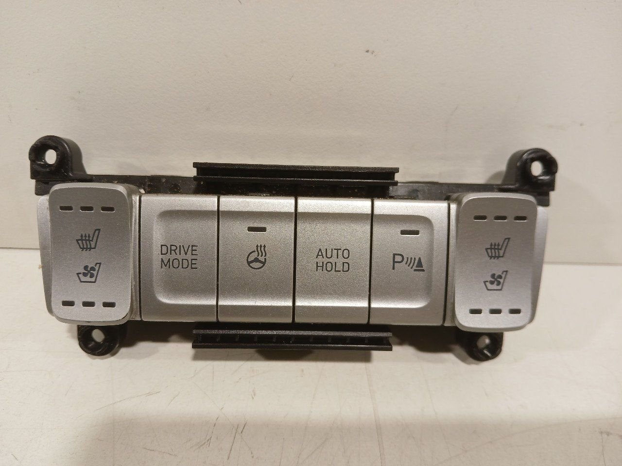 Stoelverwarming schakelaar Hyundai Kona, Onderdelen@venauto.nl, Van der Ven Autorecycling B.V., Ettenseweg 76, 4706 PB Roosendaal, The Netherlands