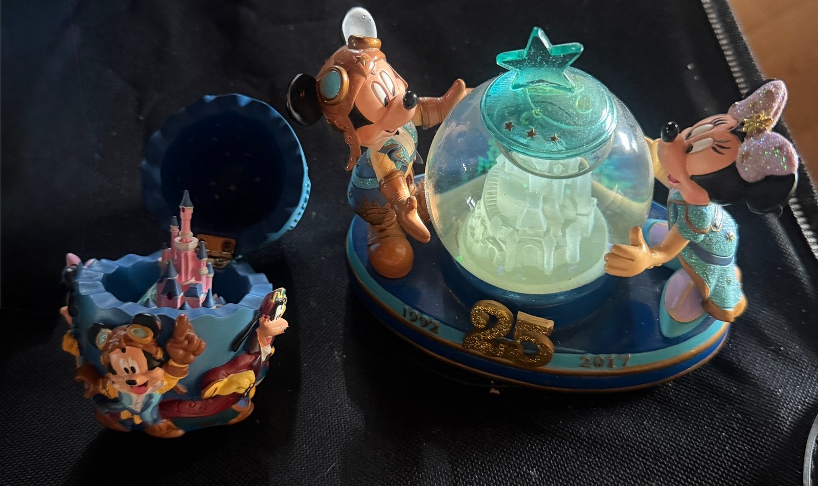25 jarig bestaan disney eitje en sneeuw beeldje.Samen nemen, Verzamelen, Ophalen, Mickey Mouse, Nieuw, Beeldje of Figuurtje