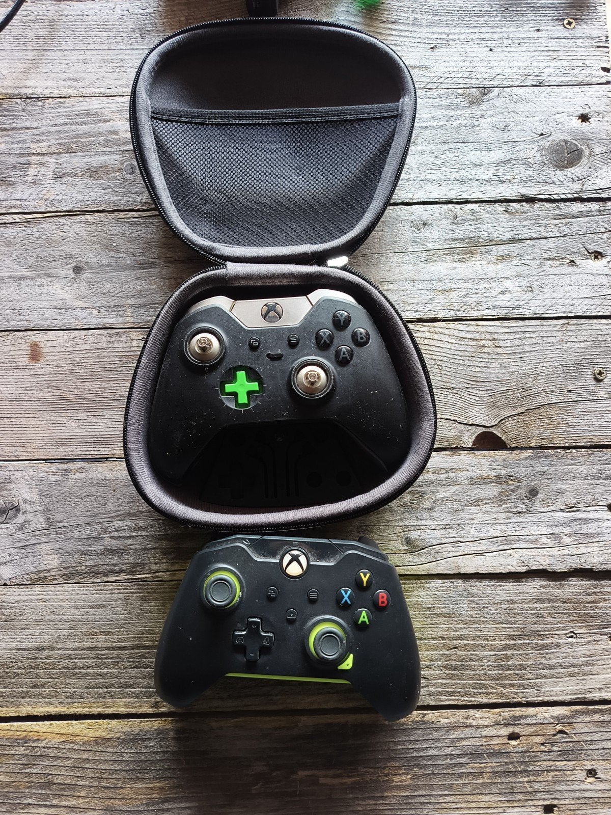 Xbox One Controllers defect voor onderdelen + opbergcase, Games en Spelcomputers, Spelcomputers | Xbox | Accessoires, Xbox One