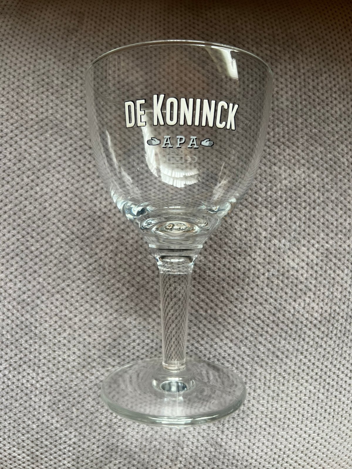 De Koninck bierglas met emaille opdruk, Verzamelen, Ophalen of Verzenden, Zo goed als nieuw, De Koninck