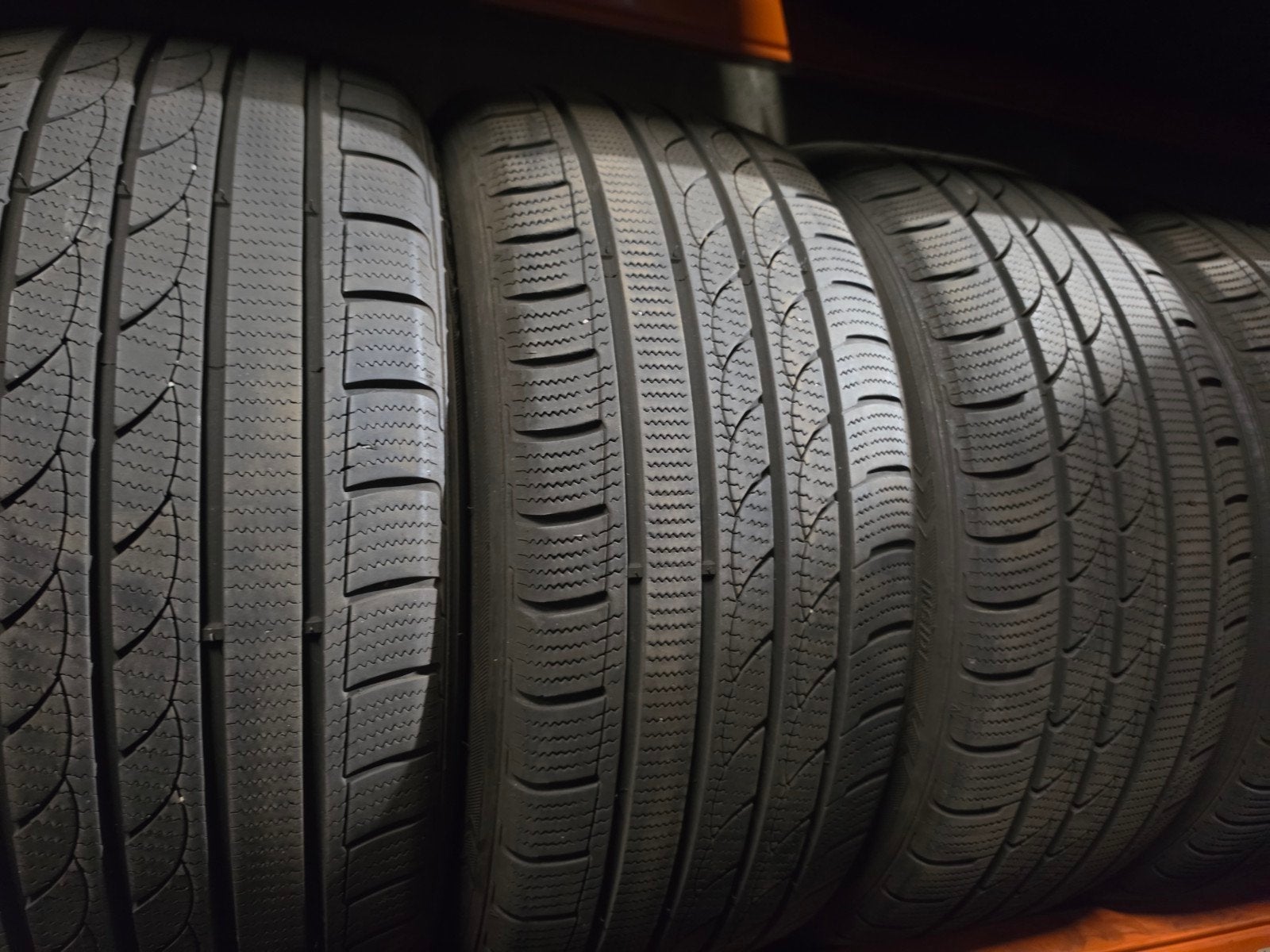 255/40r19 imprial 60€ per stuk met montage en balanceren, Ophalen