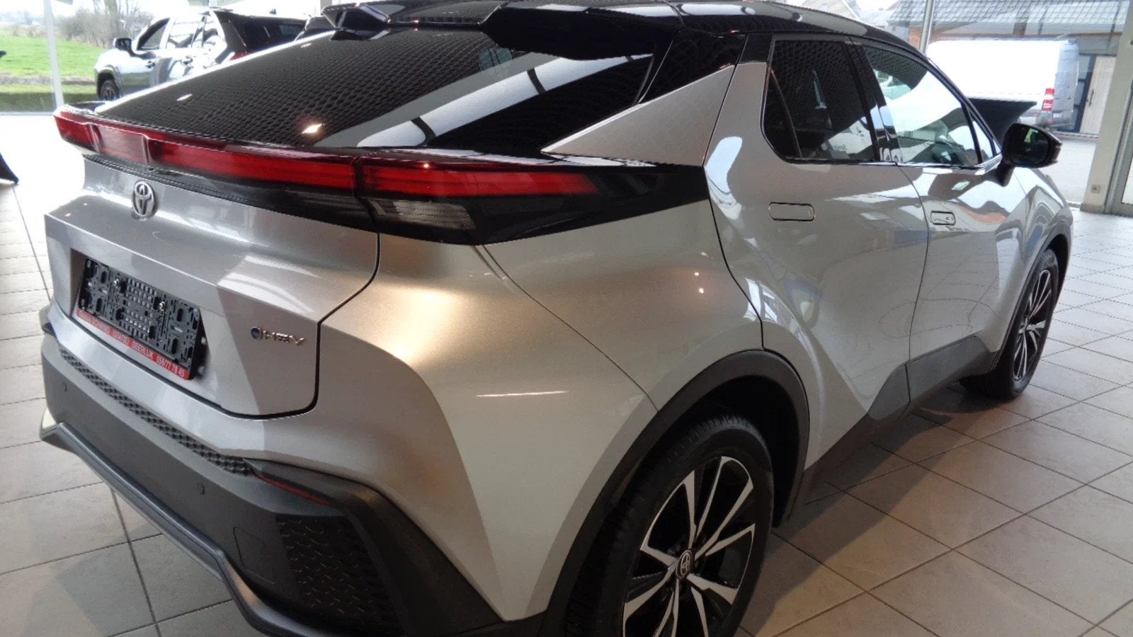 Toyota C-HR DYNAMIC PLUS BI-TONE (bj 2025, automaat), Auto's, Automaat, Stof, Zwart, 4 cilinders