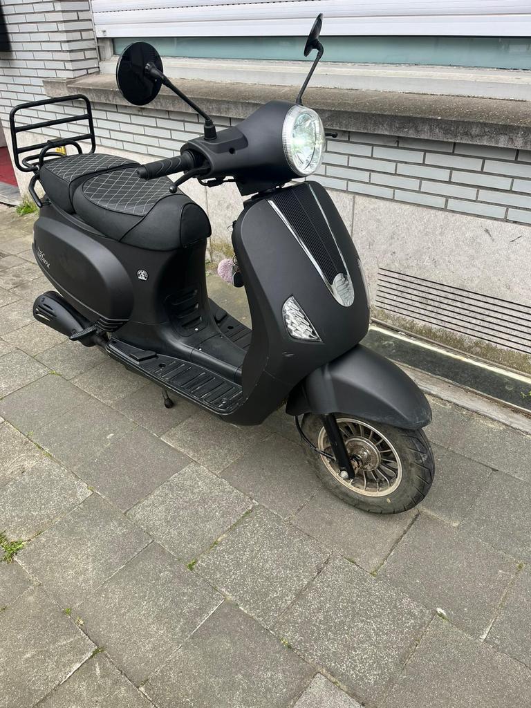 Scooter a klasse, Fietsen en Brommers, Scooters | Piaggio, Ophalen, Zo goed als nieuw, Benzine